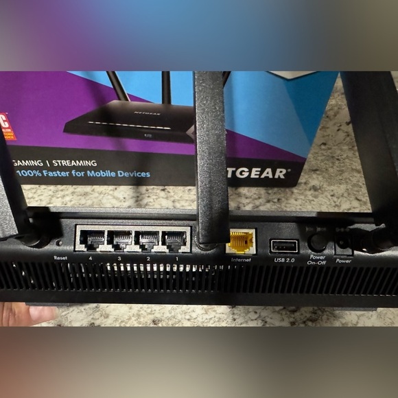Netgear Nighthawk AC1900 smart wifi router R7000 - Picture 4 of 9